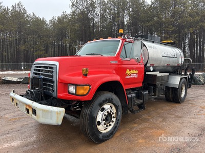 1995 Rosco Maximizer 2 1250 gal on 1995 Ford F-800 4x2 شاحنة توزيع أسفلت