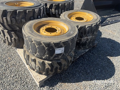 Quantity of (4) Neumáticos