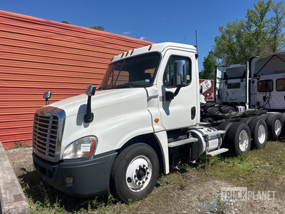 2016 Freightliner Cascadia 6x4 T/A Sleeper Truck Tractor