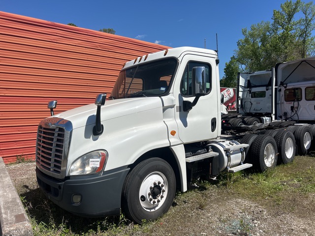 2016 Freightliner Cascadia 116 6x4 T/A Day Cab Truck Tractor