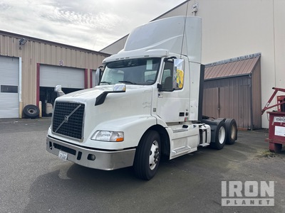 2015 Volvo Day Cab Truck Tractor 6x4
