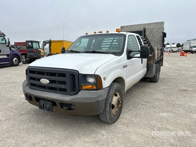 2005 Ford F-350 XL 4x2 Extended Cab Flatbed Truck