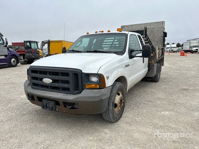 2005 Ford F-350 XL 4x2 Extended Cab شاحنة مسطحة