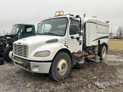 Elgin Whirlwind on 2015 Freightliner M2 106 Camion balai