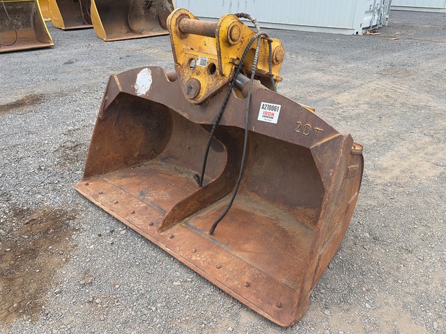 2015 Komatsu 2000 mm Q/C Hydraulic Tilting Excavator Bucket - Fits Komatsu PC200