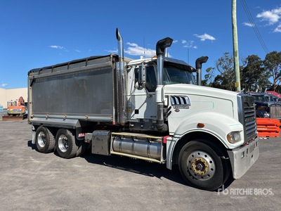 2011 Mack CMH Trident 6x4 T/A Camión dumper