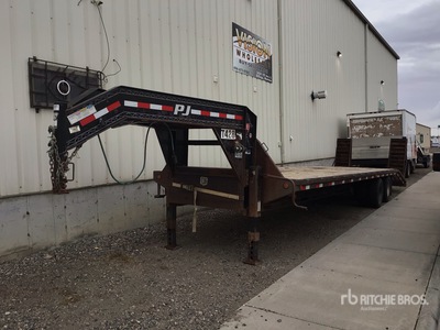 2013 PJ 32 ft T/A Gooseneck Equipment Trailer