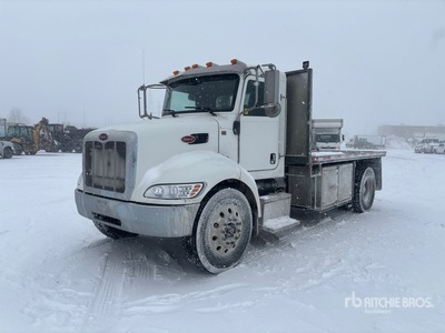 2016 Peterbilt 337 4x2 شاحنة مسطحة
