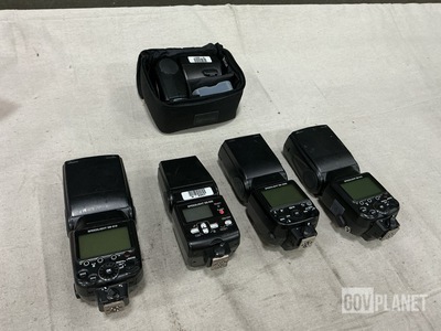 (5) Nikon Camera Flashes