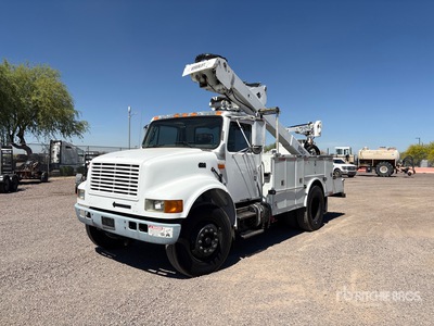 2000 Versalift VAT240 on 2000 International 4700 4x2 Camion excavadora