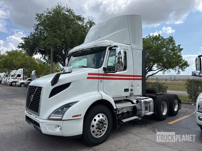 2020 Volvo VNR 6x4 T/A Dagcabine Trekker
