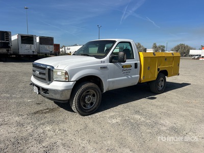 2005 Ford F-350 XLT 4x4 Utility Truck