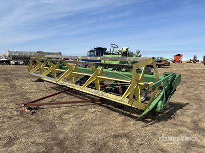 1976 John Deere 800 20 ft Swather الة الحصاد (Inoperable)