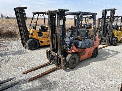 2004 Toyota 7FGU25 4500 lb Pneumatic Tire Forklift (Inoperable)