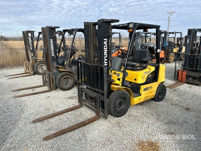 2014 Hyundai 25L-7A 4220 lb Pneumatic Tire Forklift