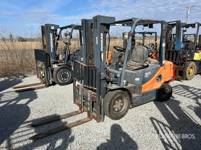 2015 Doosan D30S7 5450 lb Pneumatic Tire Forklift