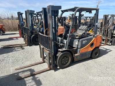 2014 Doosan D30S7 5450 lb Pneumatic Tire Forklift