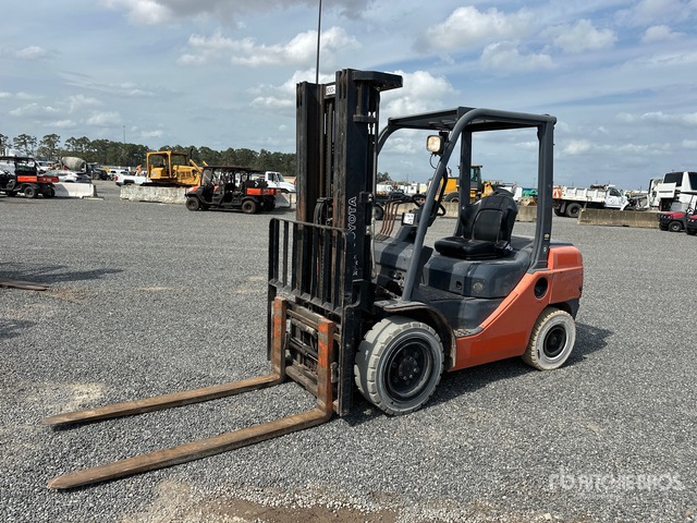 2019 Toyota 8FDU30 5550 lb Pneumatic Tire Forklift