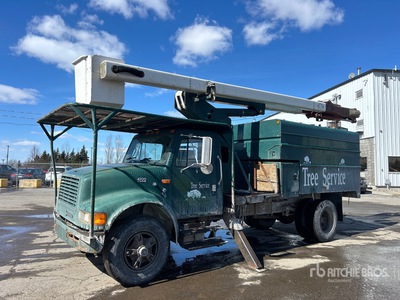 Element Hi-Ranger XT5 55 ft on 1998 International 4700 4x2 Forestry Chipper Body Camion nacelle