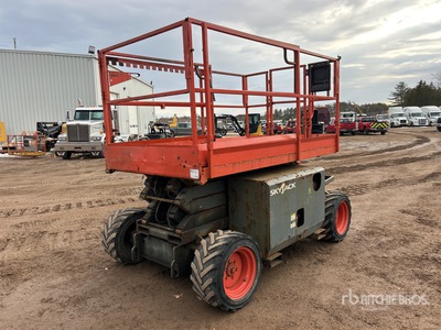 2015 Skyjack SJ6826 RT 4x4 Dual Fuel Elevador de tijera