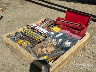 Quantity of Hammers, Levels, Gloves, Tubing Cutters and Tool Box Varios, herramientas manuales
