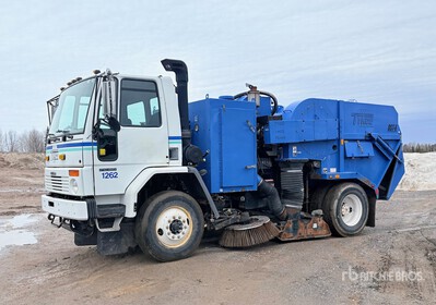 2007 Tymco DST-6 on 2007 Freightliner FC80 COE Camion balai