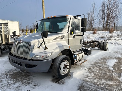 2017 International DuraStar 4300 4x2 を見 Cab and Chassis