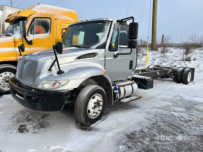 2017 International DuraStar 4300 4x2 を見 Cab and Chassis