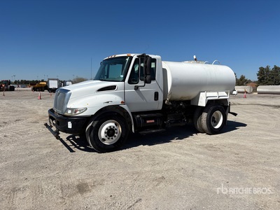 2006 International 4300 4x2 Camion cisterna de agua