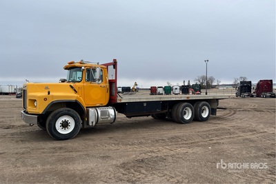 1992 Mack RB688S 6x4 Camion à Plateau