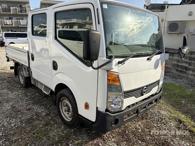2015 年 Nissan ATLAS 4x2 Crew Cab Table Top Truck