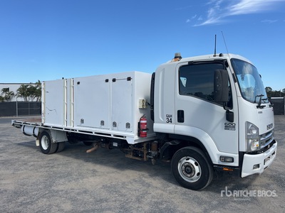 2015 Isuzu FRR600 4x2 Ciężarówka do przewozu paliwa i oleju