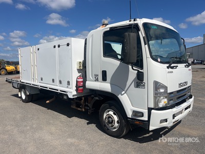 2015 Isuzu FRR600 4x2 燃料および潤滑油トラック