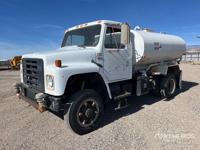 1984 International 1854 2000 gal 4x4 Water Truck