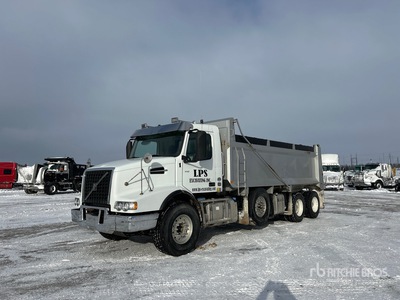 2021 Volvo VHD84B 8x4 شاحنة قلابة /ثلاثة محاور