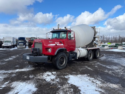 2001 Mack DM690S 6x4 Camion mélangeur