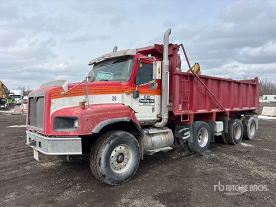 2011 International Paystar 5600i 8x4 Tri/A Camión dumper