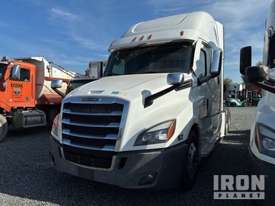2022 Freightliner Cascadia 126 6x4 (Inoperable) 6x4 T/A Sleeper Truck Tractor