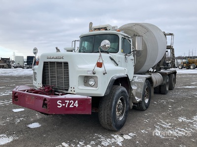 2001 Mack RB690S 8x4 Twin-Steer Mixer Truck