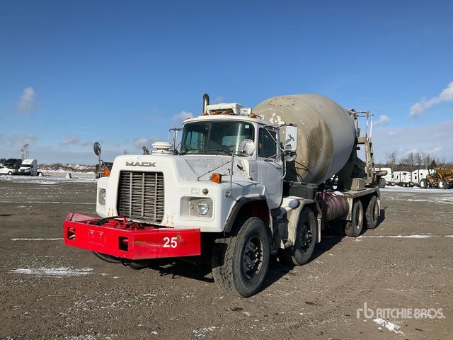 2002 Mack RB690S 8x4 Twin-Steer Camion malaxeur | Ritchie Bros. Auctioneers
