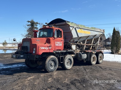 Stone Slinger on 1973 Mack 8x8 Twin-Steer Camion épandeur de pierres