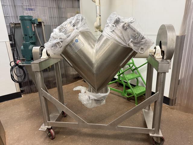 1983 Expert Industries V-Blender Dry Powder Mixing Machine