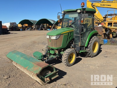 2019 John Deere 3033R Kehrbesenschlepper