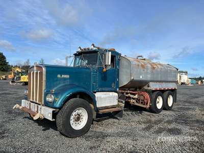 1981 Kenworth W900 6x4 شاحنة مياه