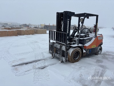 Doosan G45S-5 8700 lb Pneumatic Tire Forklift