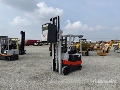 OM E15N Electric Forklift