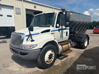 2014 International 4300 4X2 4x2 Swenson 12' salt spreader bed Cab & Chassis