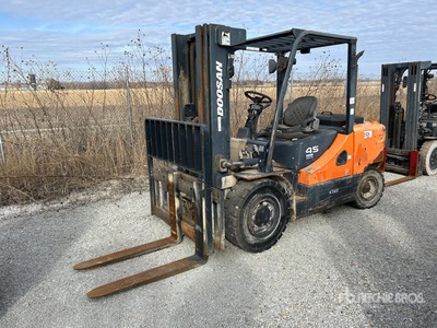 2015 Doosan D45S-7 8700 lb Pneumatic Tire Forklift
