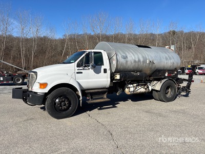 2003 Etnyre L 2000 gal on 2004 Ford F-750 XL 4x2 شاحنة توزيع أسفلت