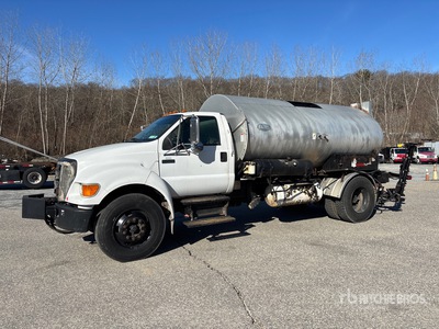 2003 Etnyre L 2000 gal on 2004 Ford F-750 XL 4x2 Autocarro distribuzione asfalto